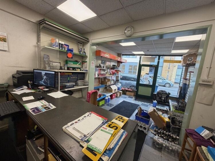 Prominent 2,000 ft² garage unit for sale on West Street, Bedminster, Bristol Photo 2