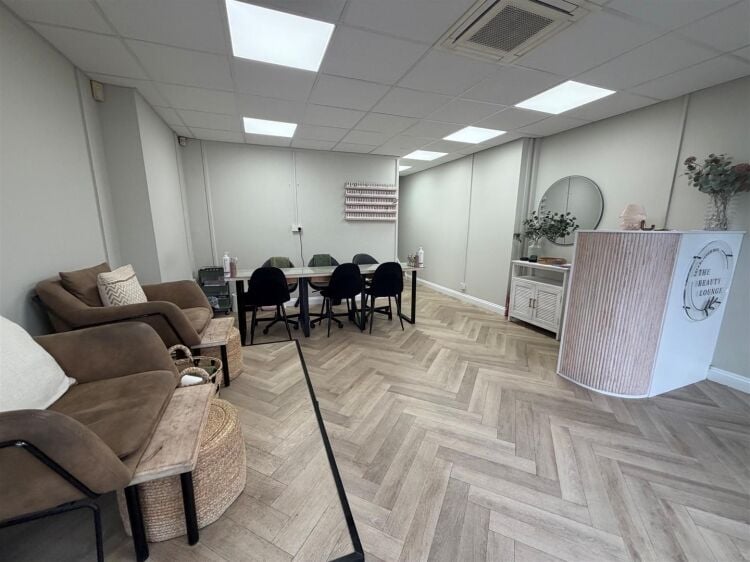Prominent shop/salon for sale on North Street in Bedminster, Bristol, 870 ft² with treatment rooms. Photo 2