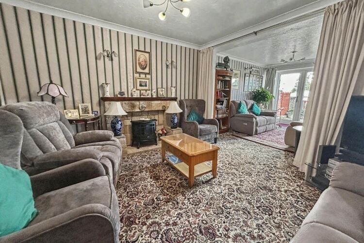 Former Guest House for Sale in Poole Dorset with 7 Bedrooms and Off-Road Parking Photo 2