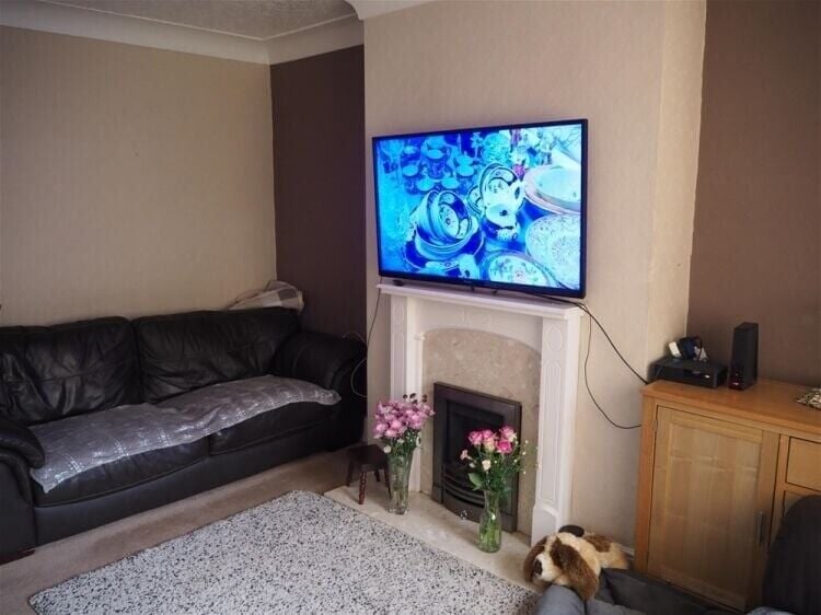 Two-Bedroom Detached House in Central Morley, Leeds, Near Amenities, with Garage and Patio Photo 2