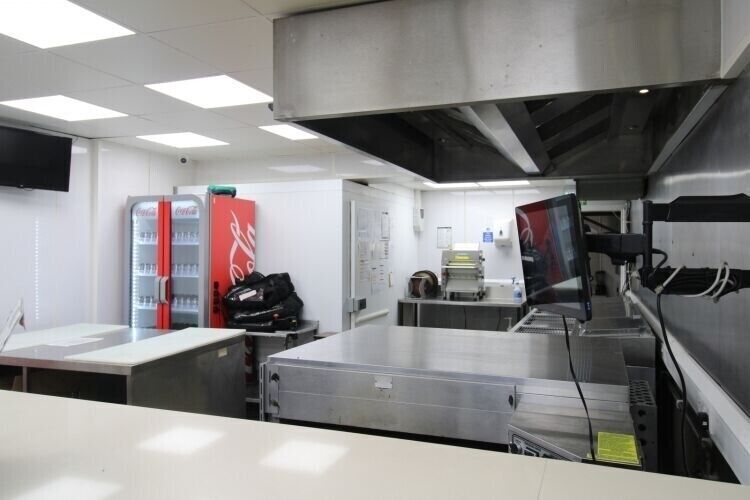 Prime Pizza Takeaway Business Opportunity in Writtle Walk, Rainham, Essex Photo 2