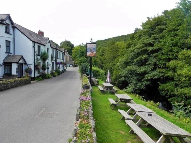 16C Country Hotel & Inn with Expansive Grounds and Period Features Up for Sale in Lynton Photo 2