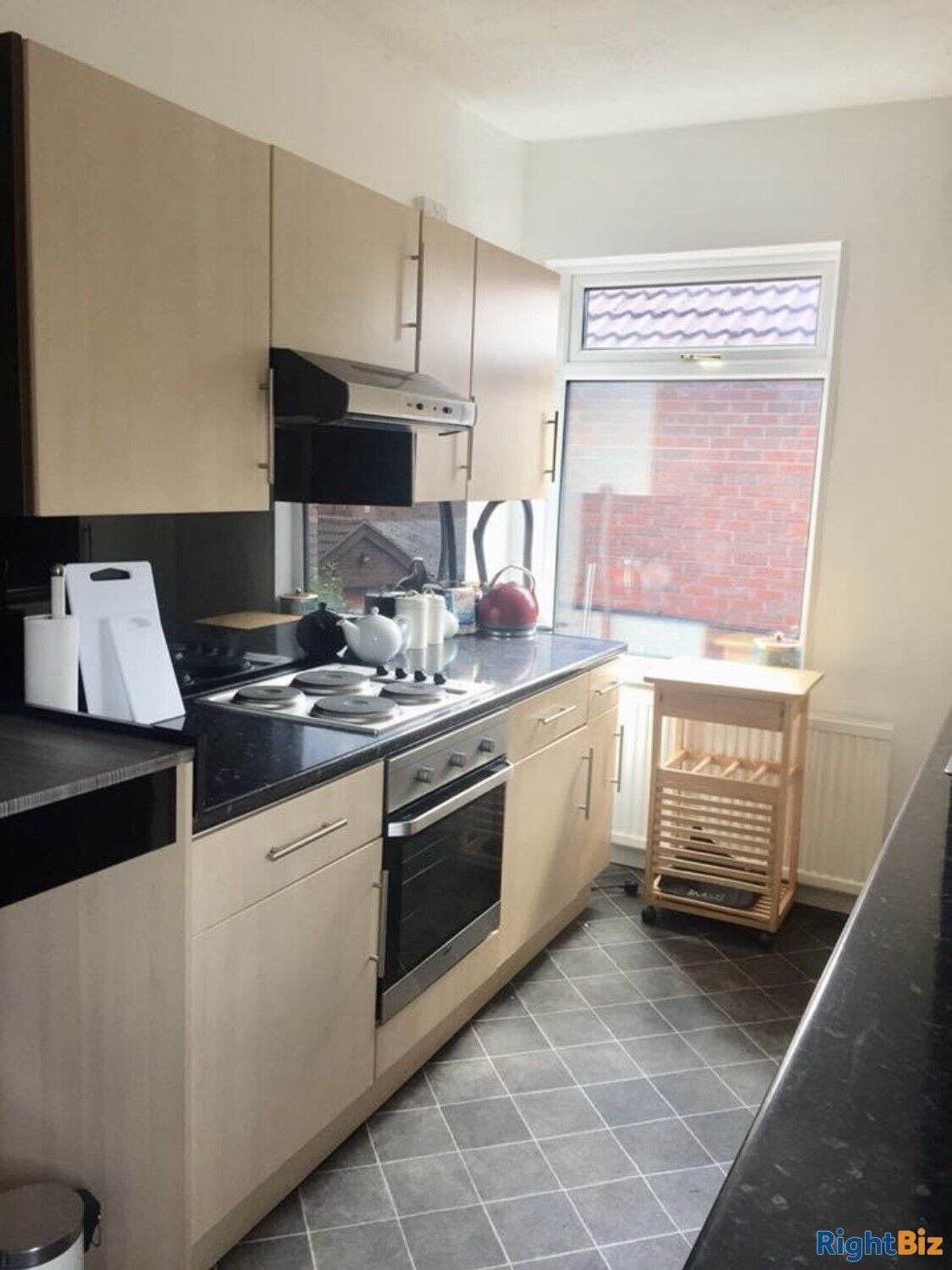 Substantial Freehold Property with Investment Potential in Chesterfield Photo 2