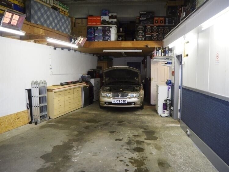 Prime Location Freehold Premises in Halifax, Perfect for Various Retail Opportunities Photo 2