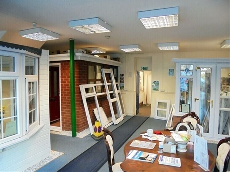 Exceptional Commercial Premises in Cheshire - Perfect for Various Uses, Ready for Immediate Acquisi Photo 2