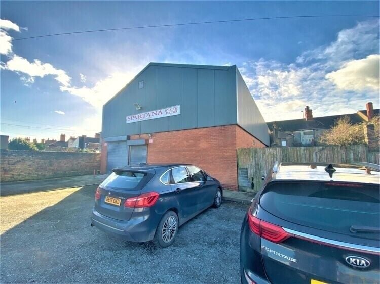 Prime Commercial Unit in Grimsby Perfect for Various Uses Photo 2