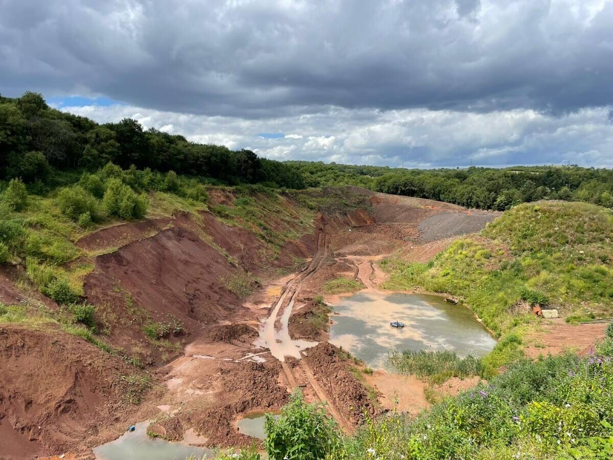 Vast Land with Quarry, Office, and Garage Ideal for Haulage, Waste Management, or Housing Developme Photo 2