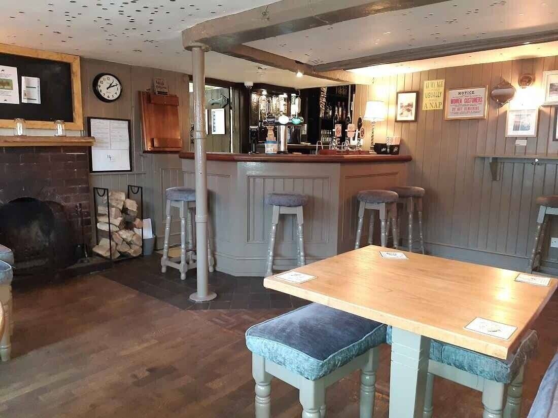 Freehold Freehouse with Accommodation in Charming Berkshire Village Photo 2
