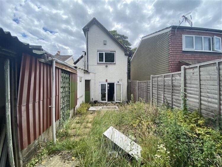 Berkshire Commercial Property with Conversion Potential in Prominent Market Town Photo 2