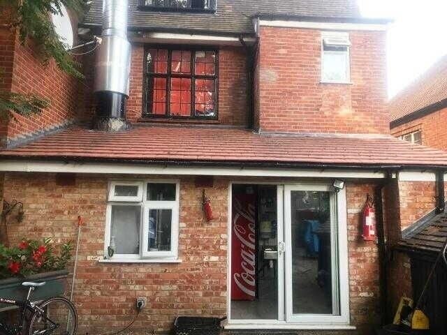 Investment Opportunity - Peri Peri Chicken & Pizza Shop with Accommodation in Hampshire for Sale Photo 3