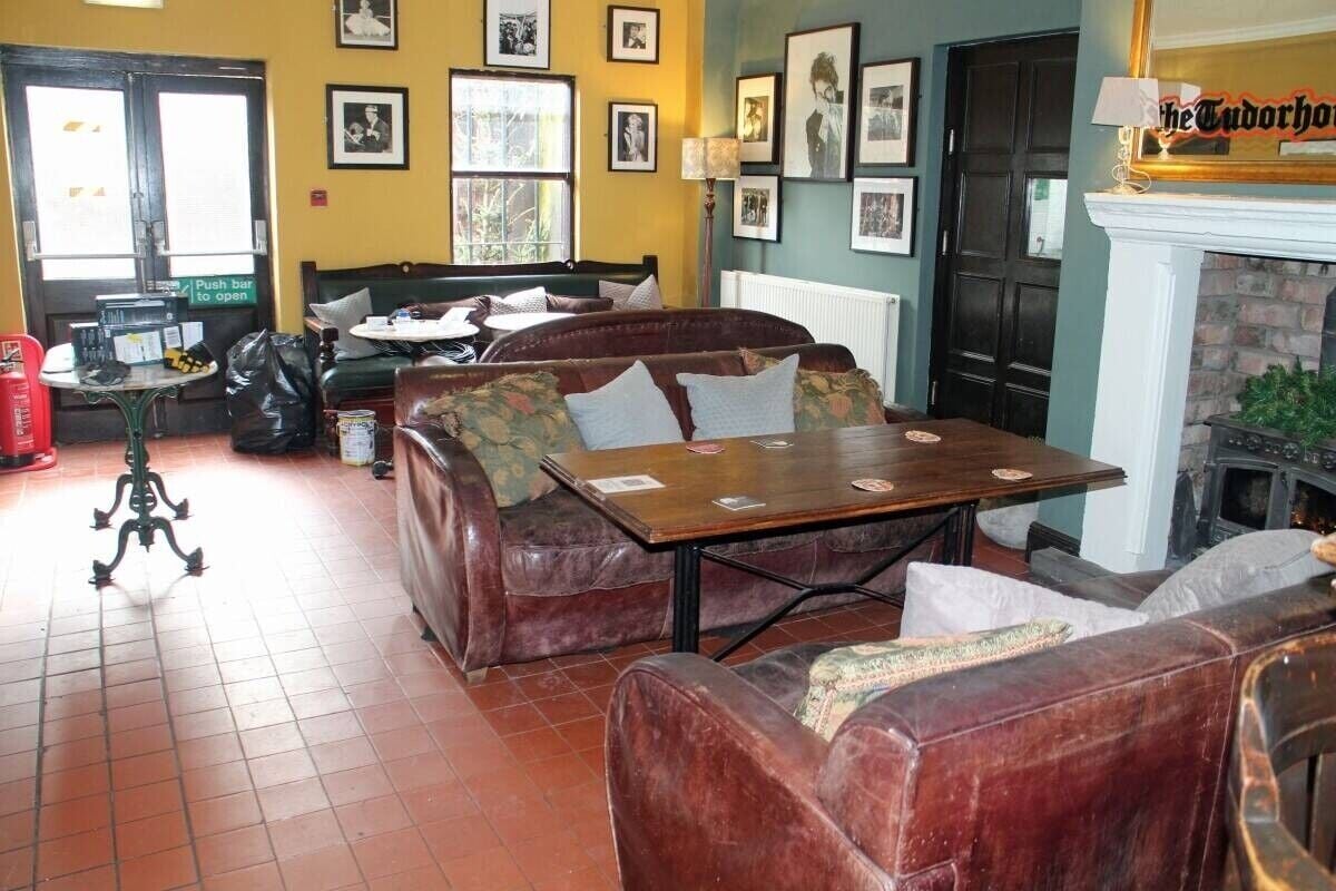 Characterful Property in Wigan Town Centre, Huge Potential with 8-bed Accommodation Photo 3
