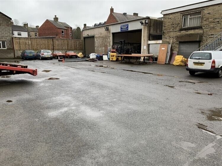 Versatile Freehold Commercial Property in Huddersfield, Ideal for Various Ventures Photo 3