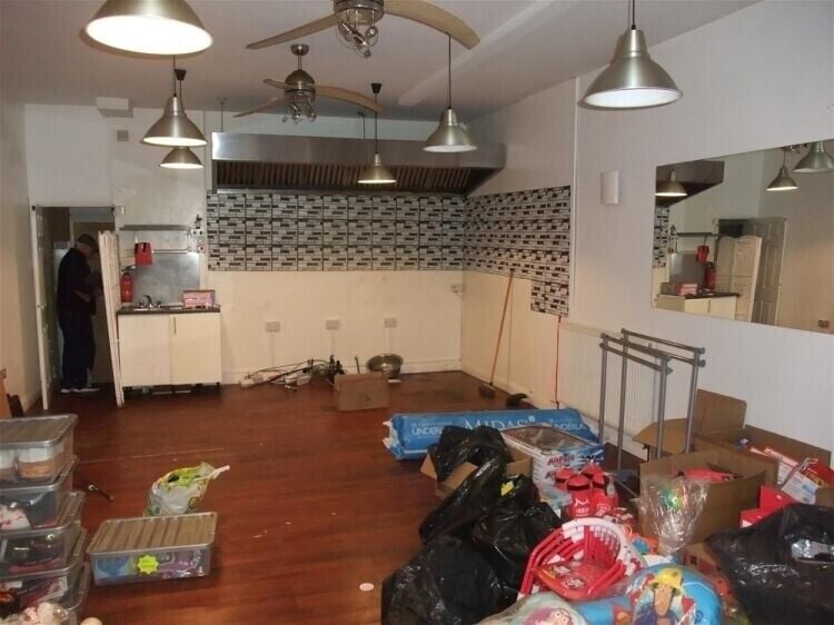 Prime Seaside Commercial Property in Withernsea, Former Cafe, Ideal for Various Uses Photo 3