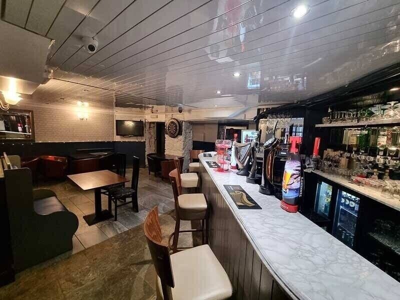 Prime Corner Commercial Property in Glasgow - Long-Established Public House For Sale Photo 3