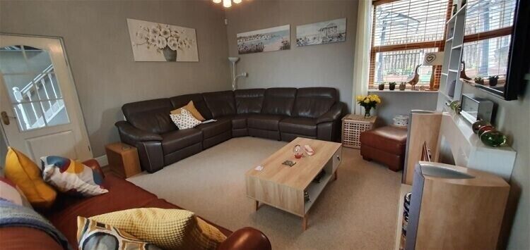 Charming Four-Bedroom Detached Property with Business Space in Barnsley, South Yorkshire Photo 3