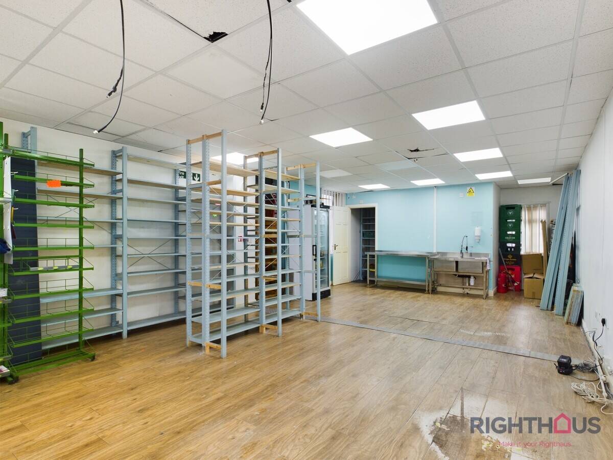Retail Unit TO LET Prime Location Photo 3