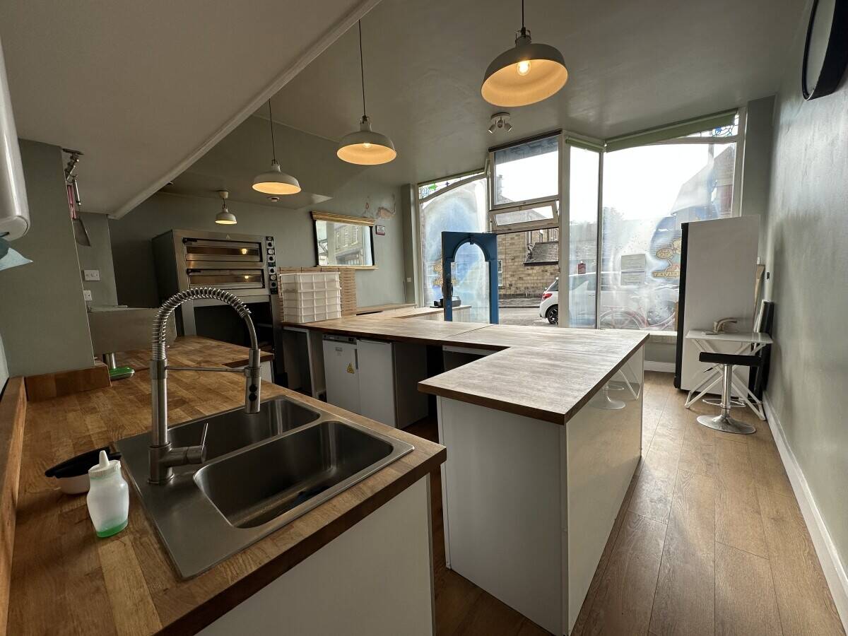 Double-Fronted Derbyshire Unit with Two-Bedroom Flat, Ideal for Retail or Residency Photo 3