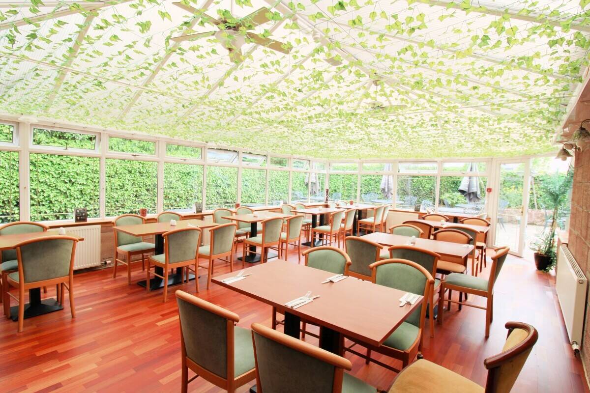 Highly Popular Villa Hotel in Prime Hamilton Location Now on Sale Photo 3