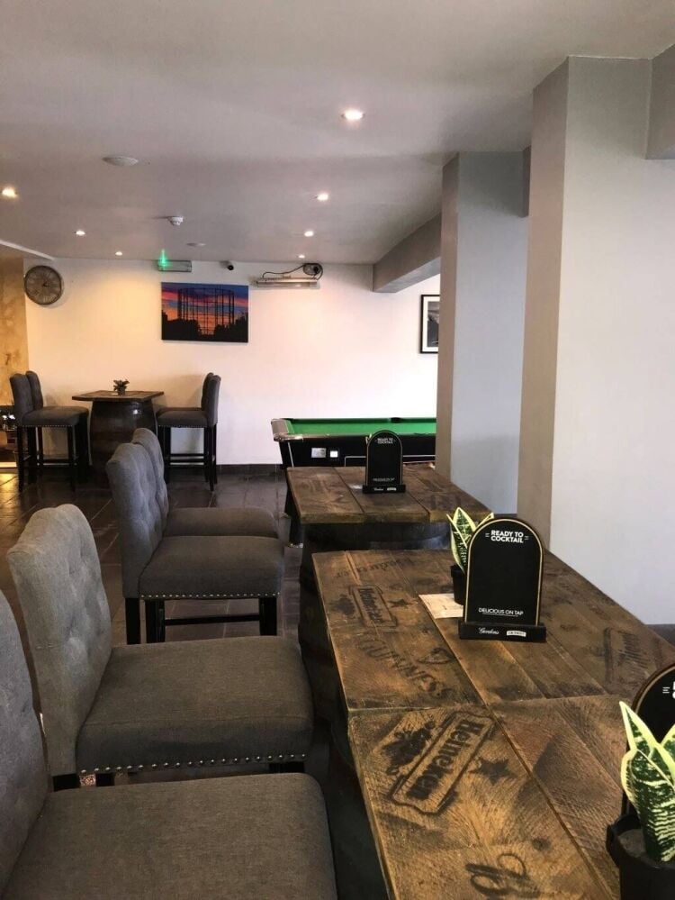 Modern Sports Pub and Four Bedroom Flat Seeking New Ownership in Reading Berkshire Photo 3