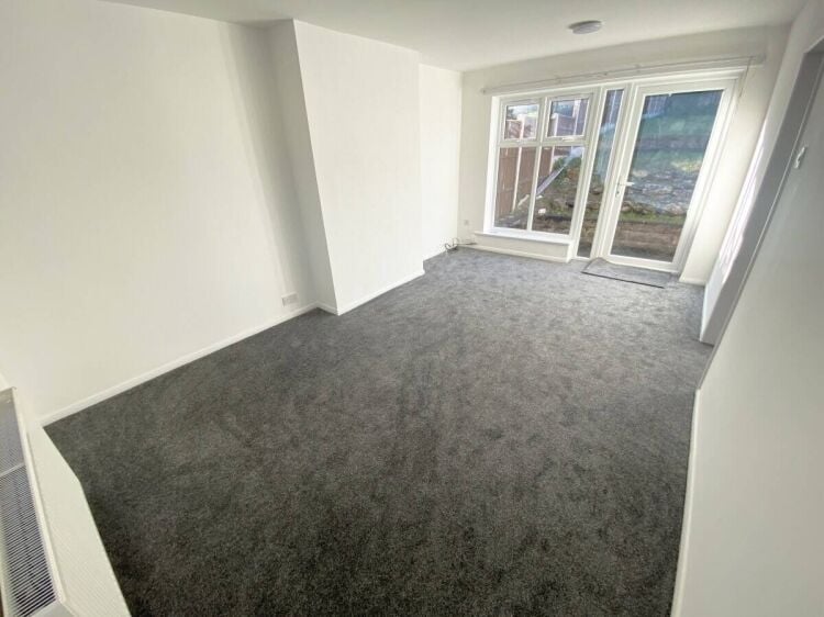 Renovated 5-Bedroom Semi-Detached Property in Desirable Oadby, Leicester LE2 Kendrick Drive Photo 3