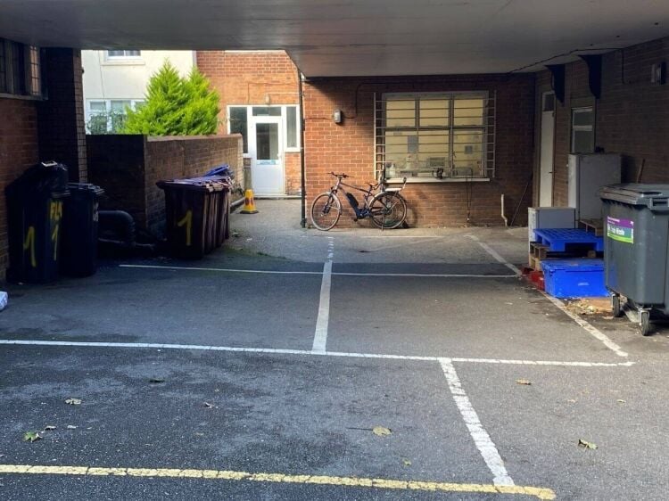 Spacious Office Unit Available for Lease on Oxford Road, Reading - Includes Parking & Amenities Photo 3