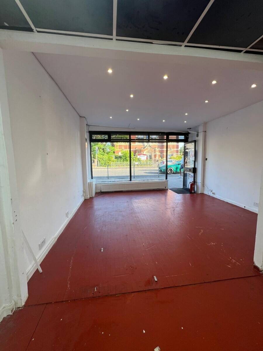 Shop to let -Ilford High Road Photo 3