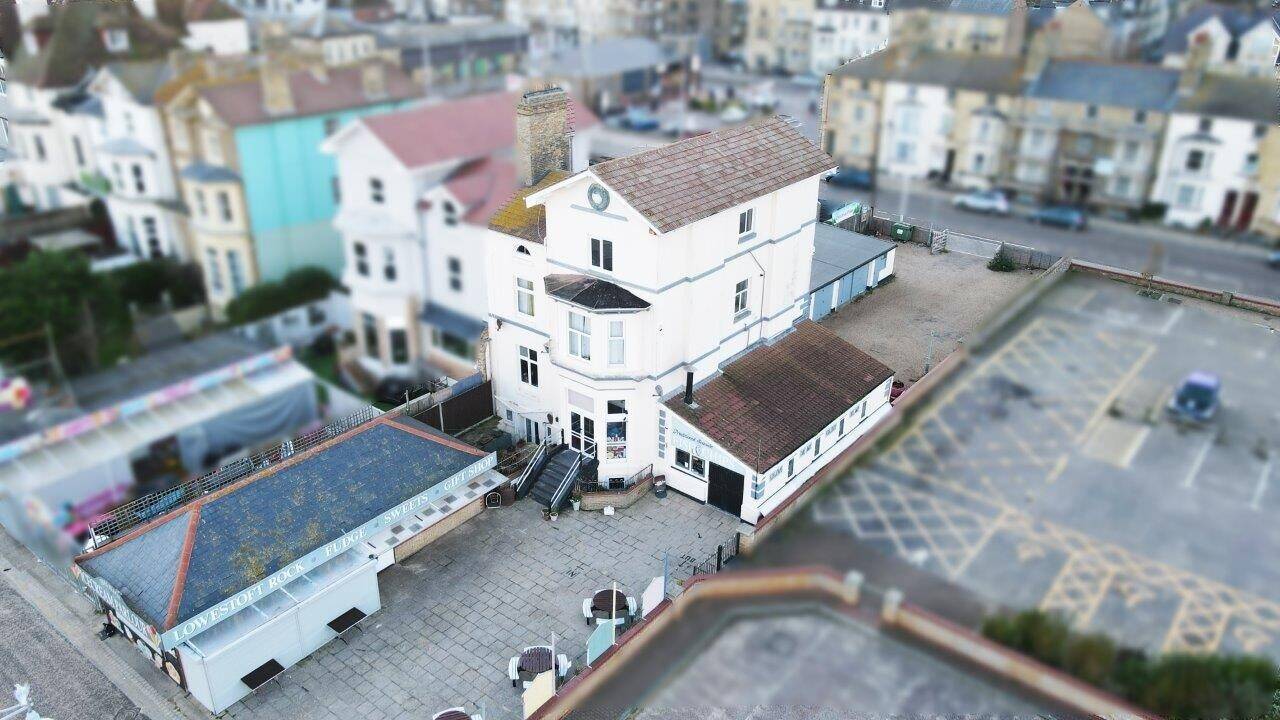 Prime Seaside Investment Opportunity, Residential/Commercial Property in Lowestoft Photo 3