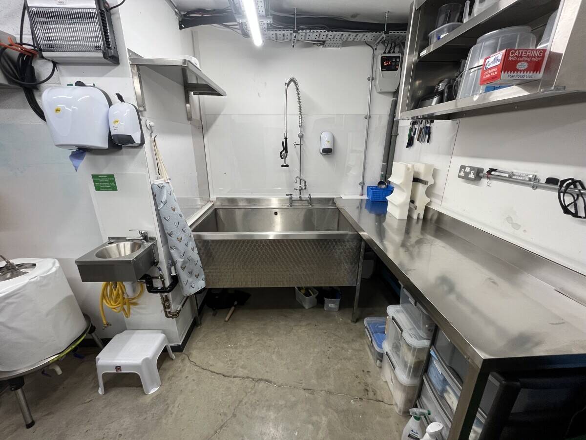 Rent a Warehouse with Cold Storage for Food Production in Hackney, London E8 Photo 3