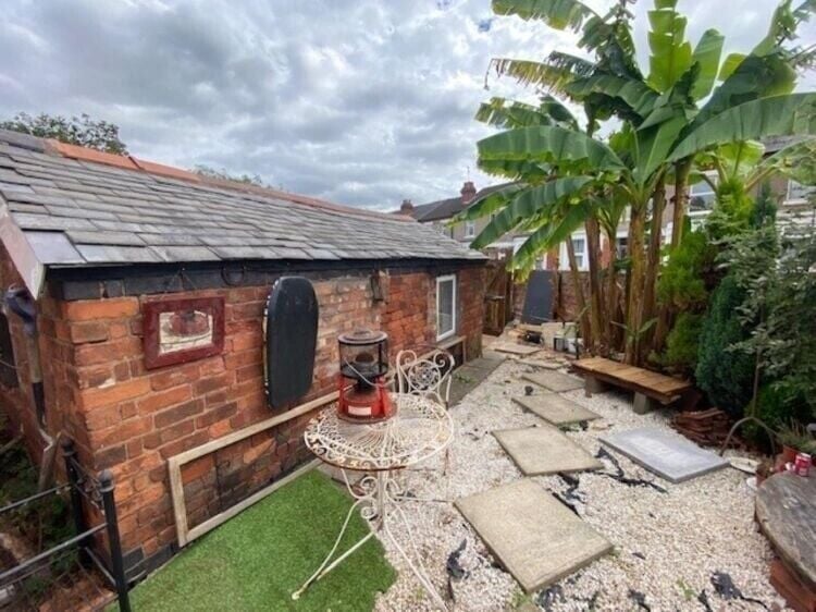 Freehold Commercial Property in Earlsdon, Coventry with Barber Shop and 4 Bedroom Accommodation Photo 3