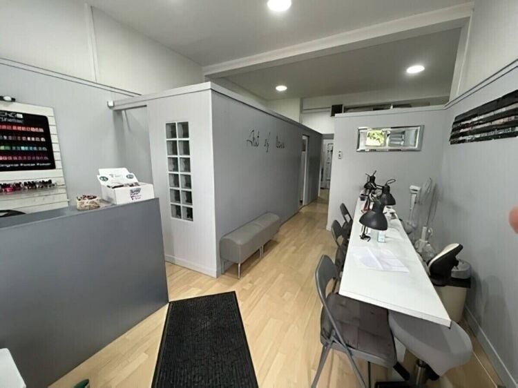 Spacious Beauty Salon Commercial Property in Prime Edinburgh Location for Sale Photo 3