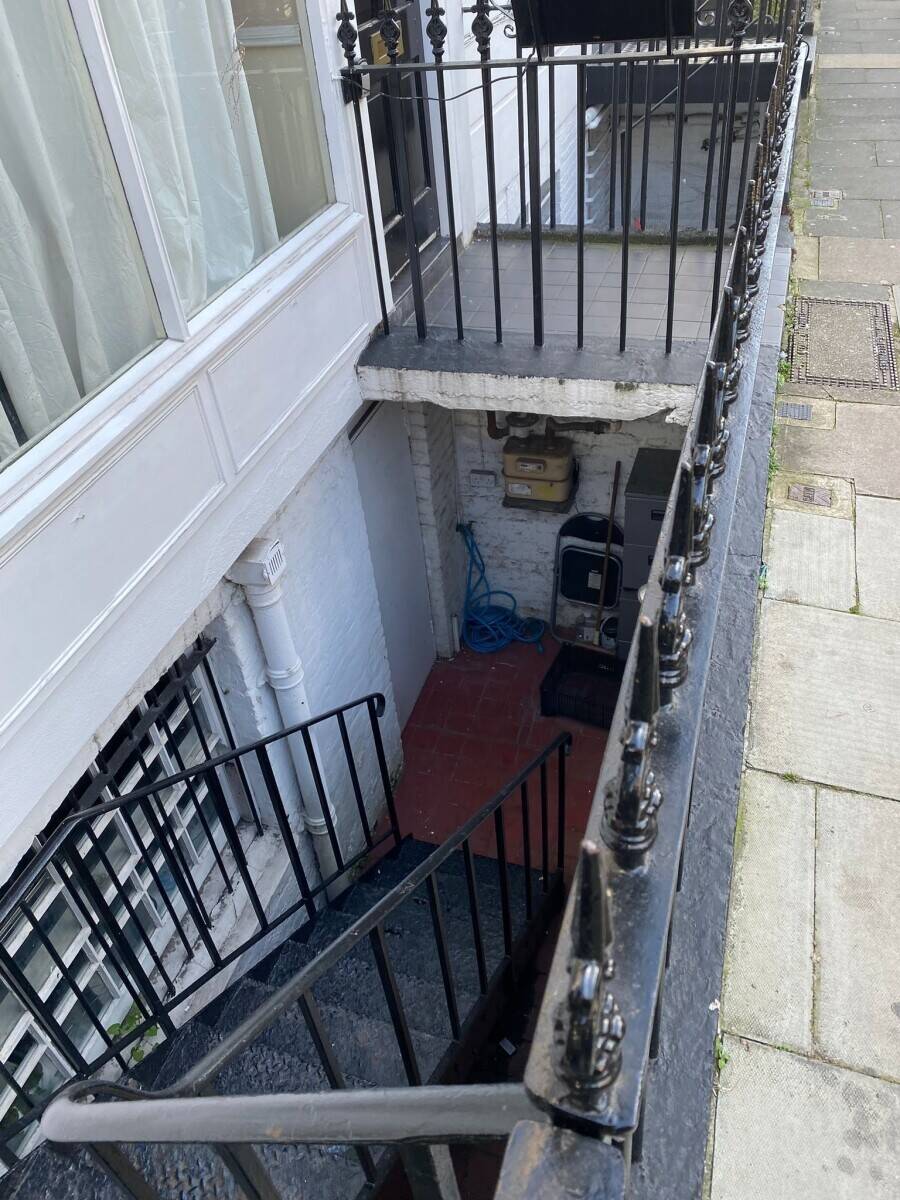 Prime City of London Location Restaurant Space for Lease, Previously Hosted Malaysian and Italian C Photo 3