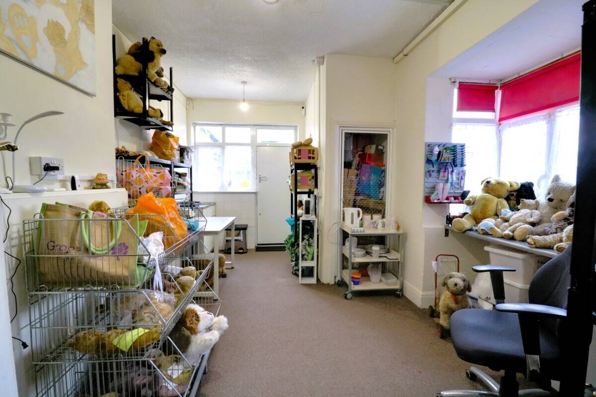 RETAIL SHOP - APPROX 526 SQ. FT. Photo 3