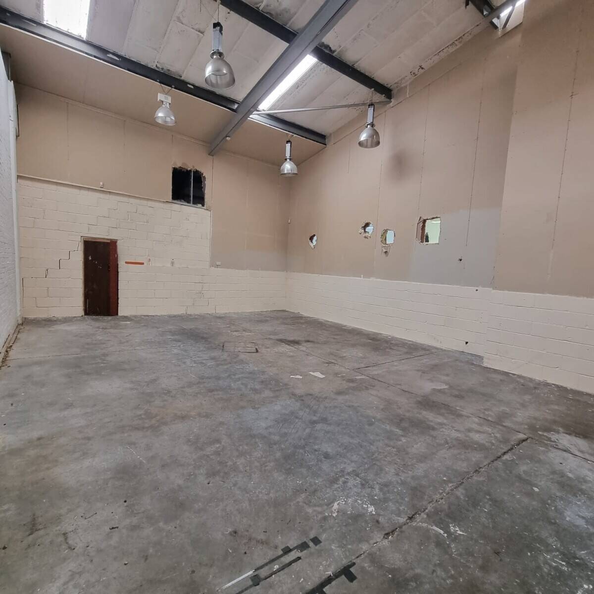 Spacious Multi-Use Warehouse Available for Rent in Surbiton London Photo 2