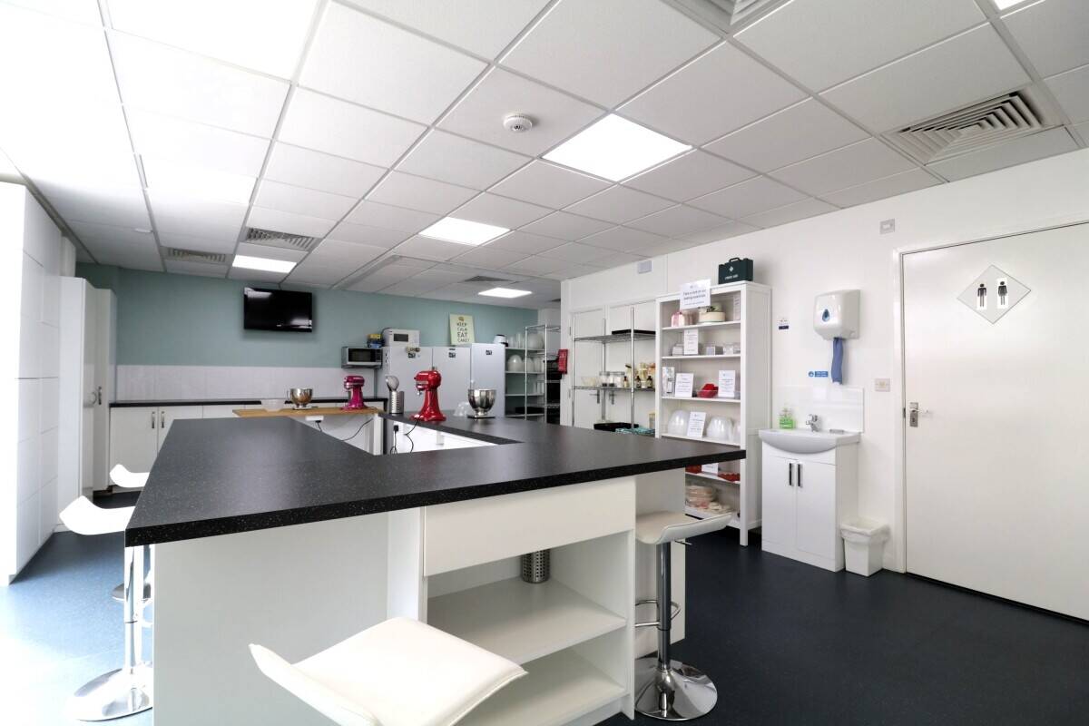 Prime Retail Shop/Office Space Available for Rent in Southend on Sea Essex Photo 3