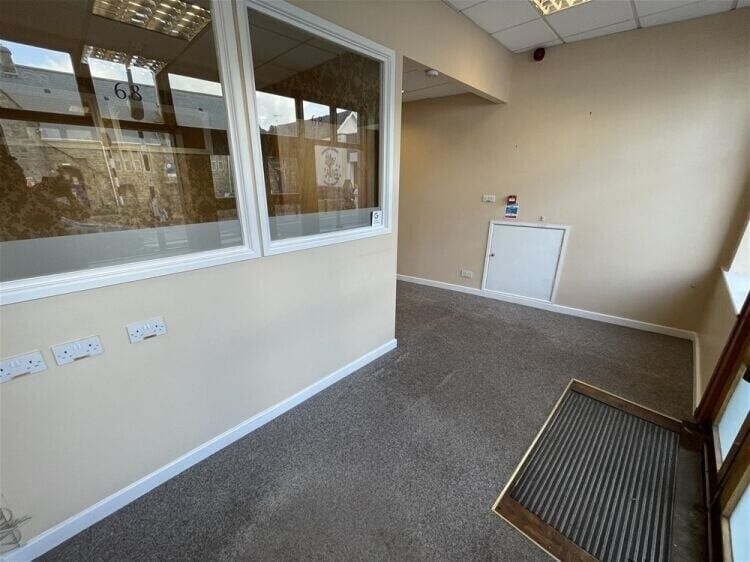 Prime Retail/Office Space Available Immediately in Central Newton Abbot Photo 3