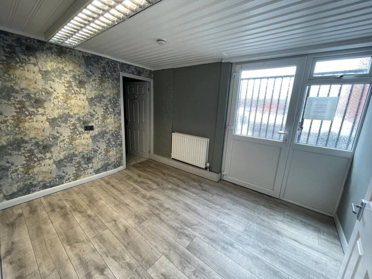 Prime Salon Space Available for Rent in Goole - Fully Equipped and Ready for Business! Photo 3