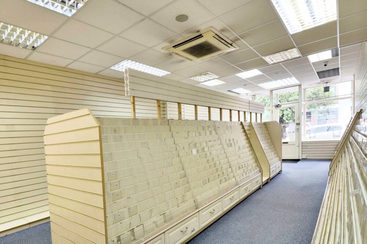 RETAIL SHOP - APPROX. 1,745 SQ. FT. Photo 3