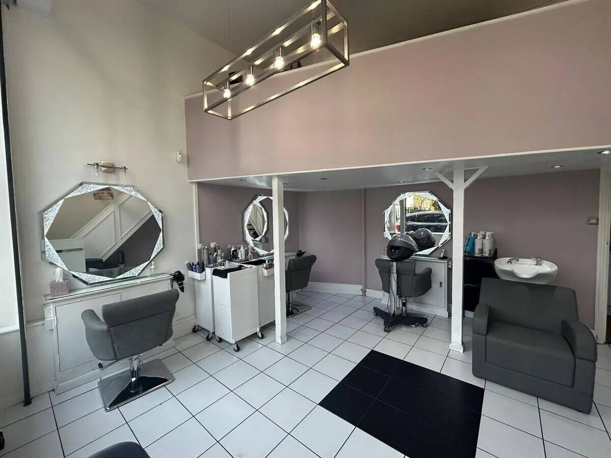 Boutique Hair Salon in Winchmore Hill's Vibrant Heart, Leasehold with Potential for Renewal Photo 3
