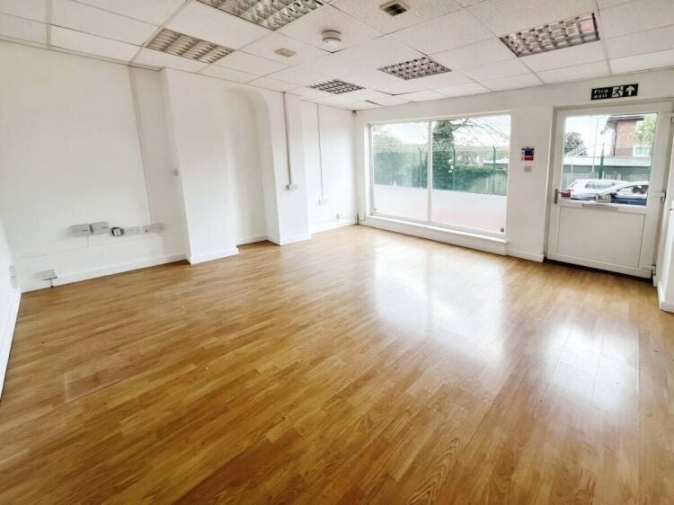 Ground Floor Shop/Office Space Available to Rent in Farnborough's Busy High Street. Ample Parking Av Photo 3
