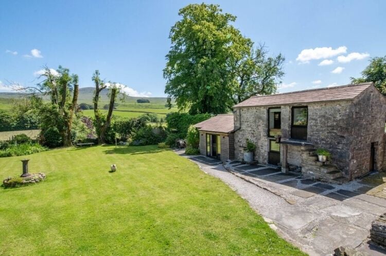 18th Century Luxury B&B, Detached Cottage, and Paddock in North Yorkshire for Sale Photo 3