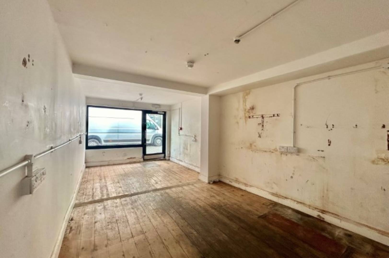 Prime Commercial Investment Opportunity: Two Shops and Two Flats in Ipswich Town Centre Photo 3