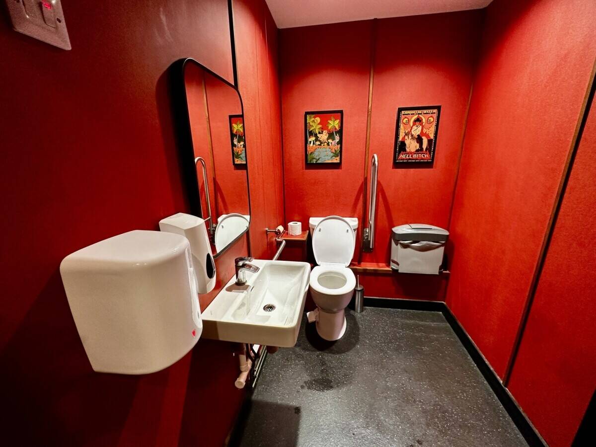 Prime Leasehold Opportunity in Finsbury Park - Fully Fitted and Versatile Restaurant/Bar/Takeaway Sp Photo 3
