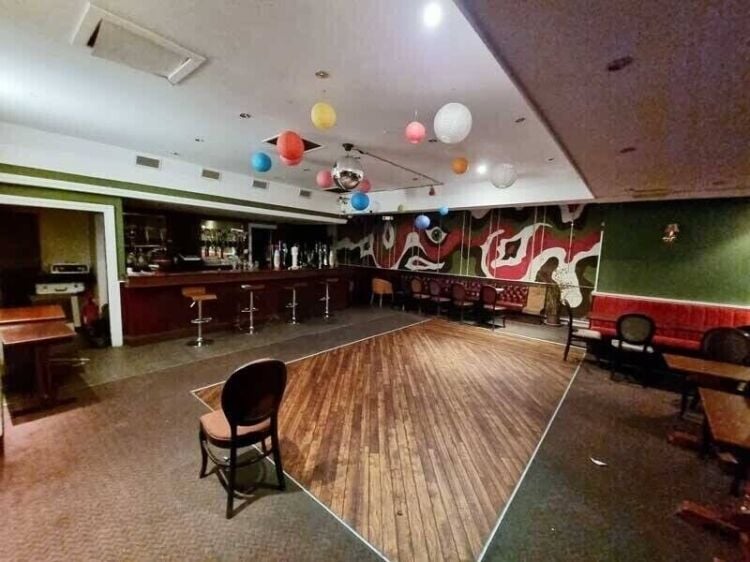 High-Yielding, Well-Established Public House for Sale in Vibrant South Side Glasgow Area Photo 3