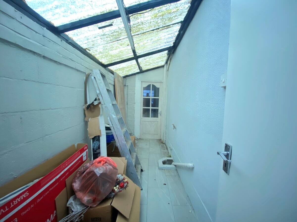 RETAIL SHOP, STORE & UPPER PARTS Photo 3