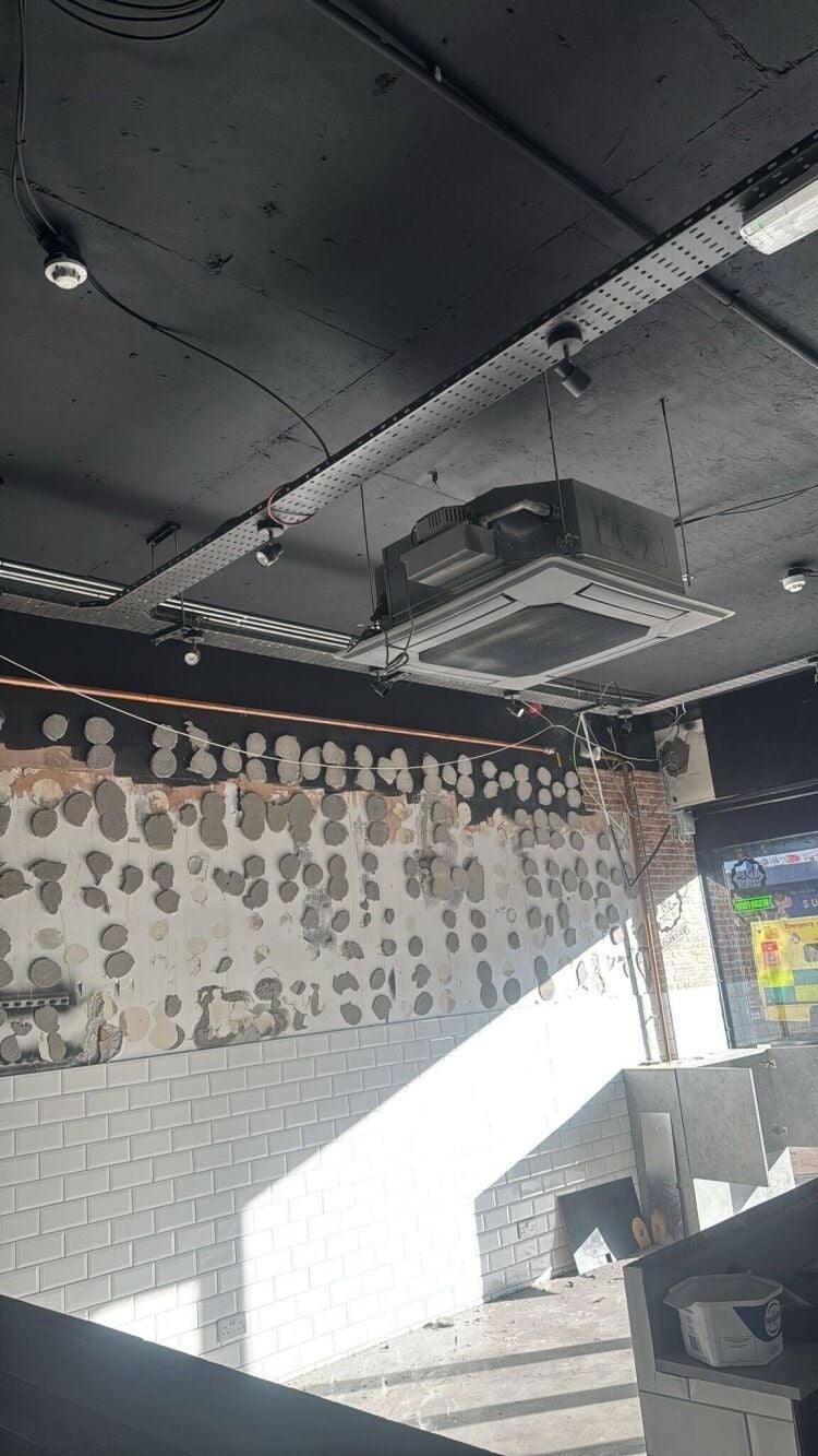 Prime Location Takeaway/Restaurant Space Available on Hounslow High Street Photo 3
