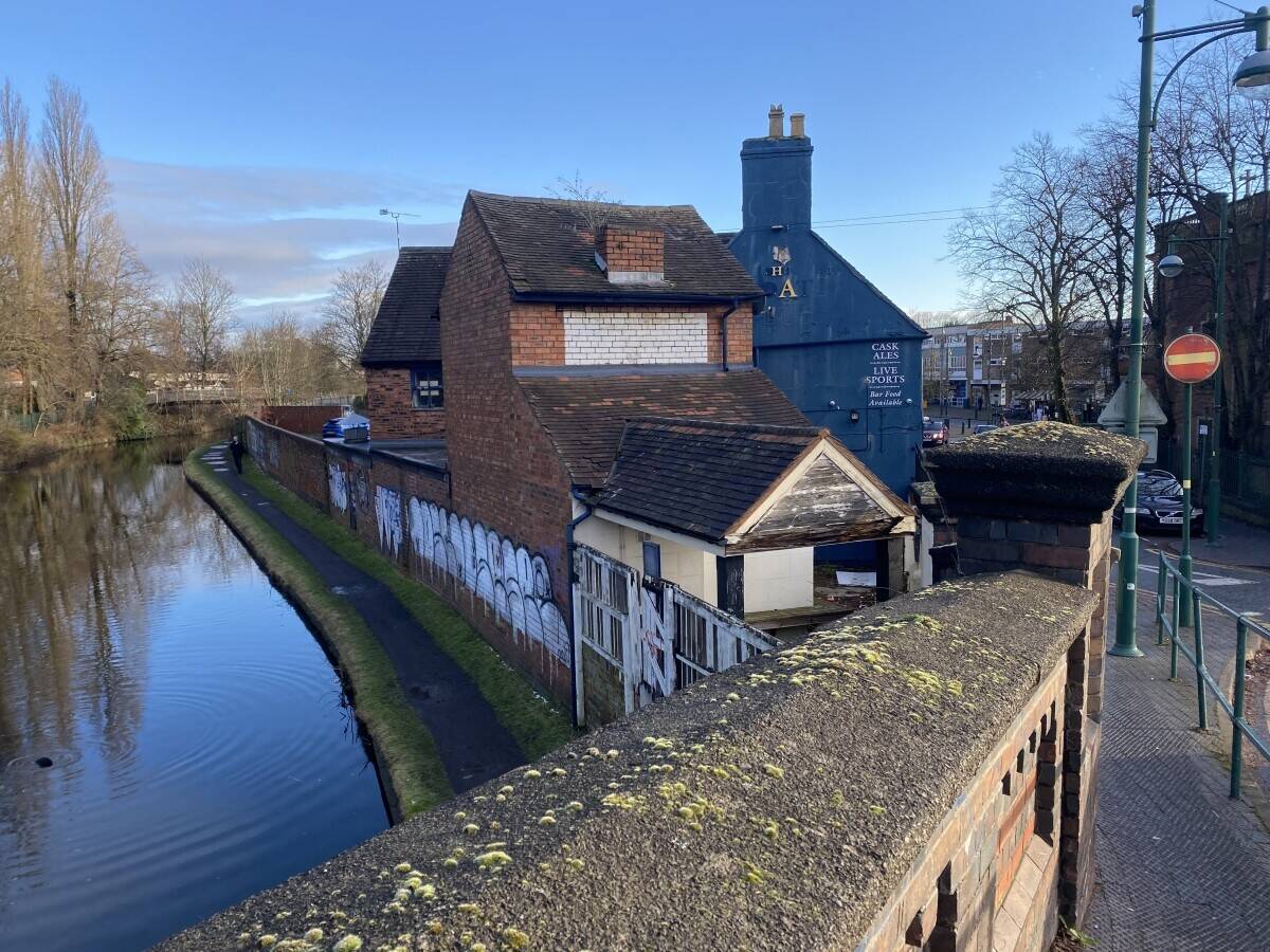 Grade II Listed Public House in Central Wolverhampton Up for Sale Photo 3