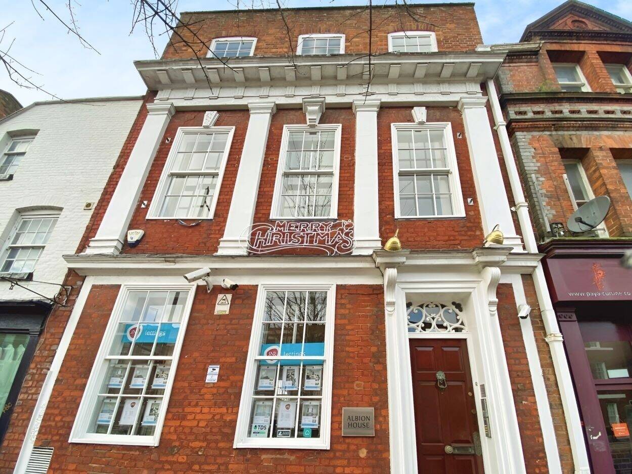 Prime Freehold E-Class Commercial Office for Sale in Central Reading, Berkshire - Immediate Vacancy Photo 3