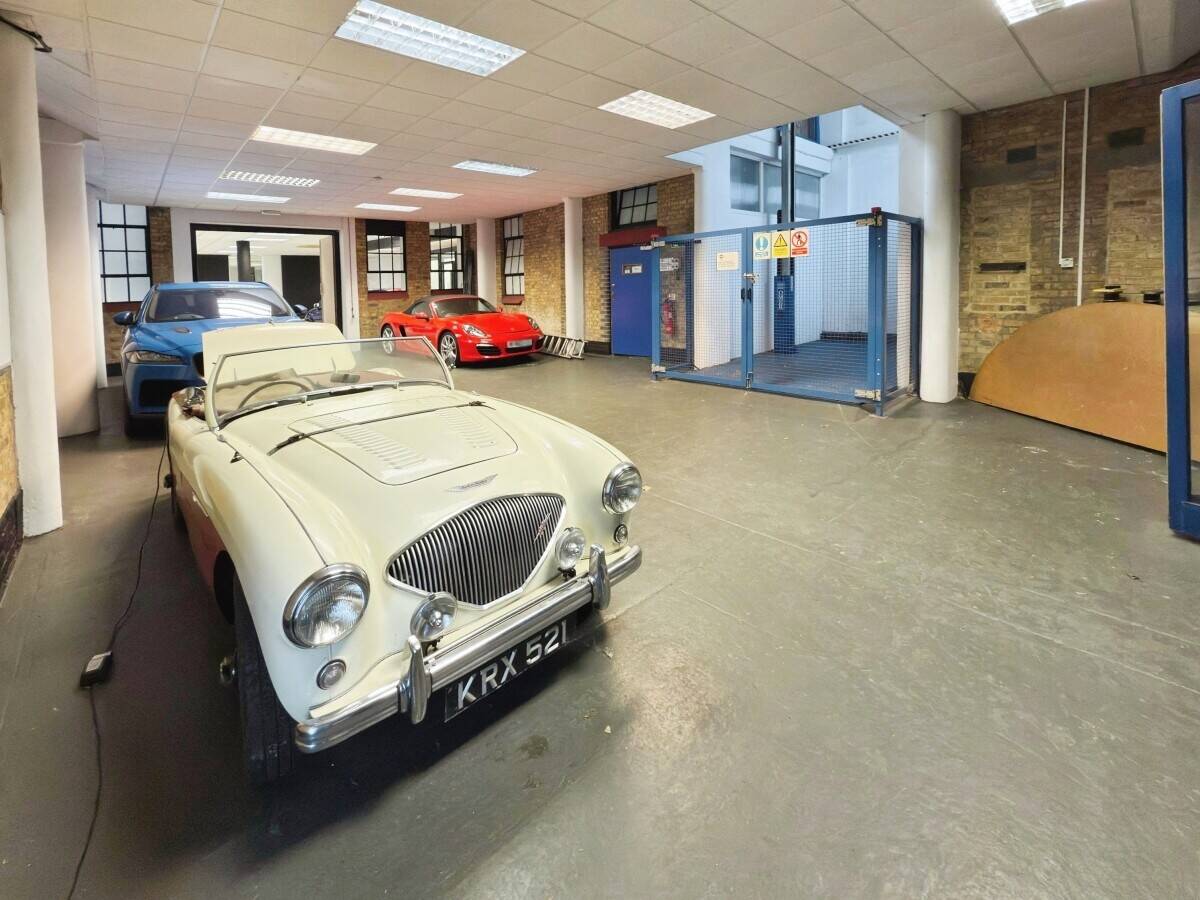 Prime Showroom & Office Space with Heavy Goods Lift – Chase Road, Southend-on-Sea Photo 4