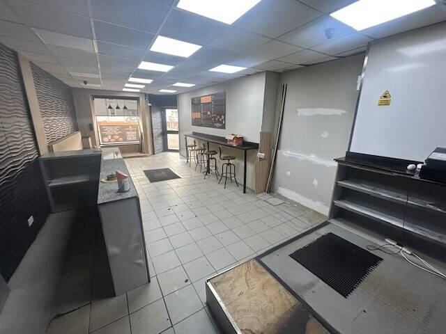 Freehold Commercial Property in Prime Location with Hot Food Licence Photo 3