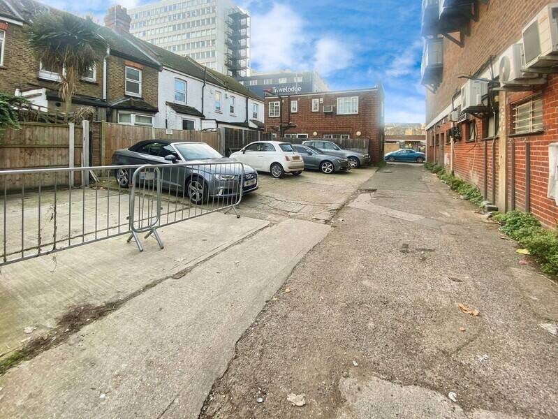 Prime Investment Opportunity in Central Southend - Potential for Residential Conversion Photo 3